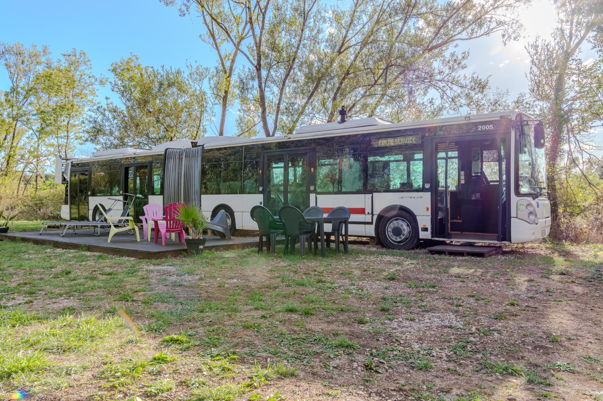 Bus « Le Bus Insolite : nuit en bus avec jacuzzi près de Dijon » — Saint-Usage (Côte-d'Or)